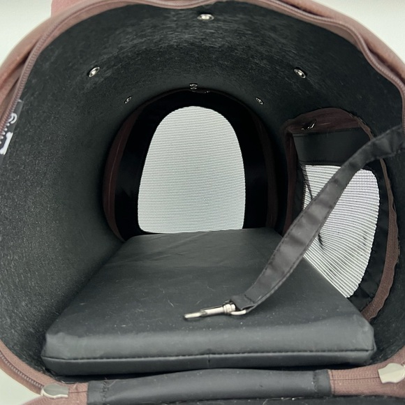 FETCHING BROWN CAT CARRIER APPROXIMATELY 18 x 11 x 12 - Picture 12 of 16